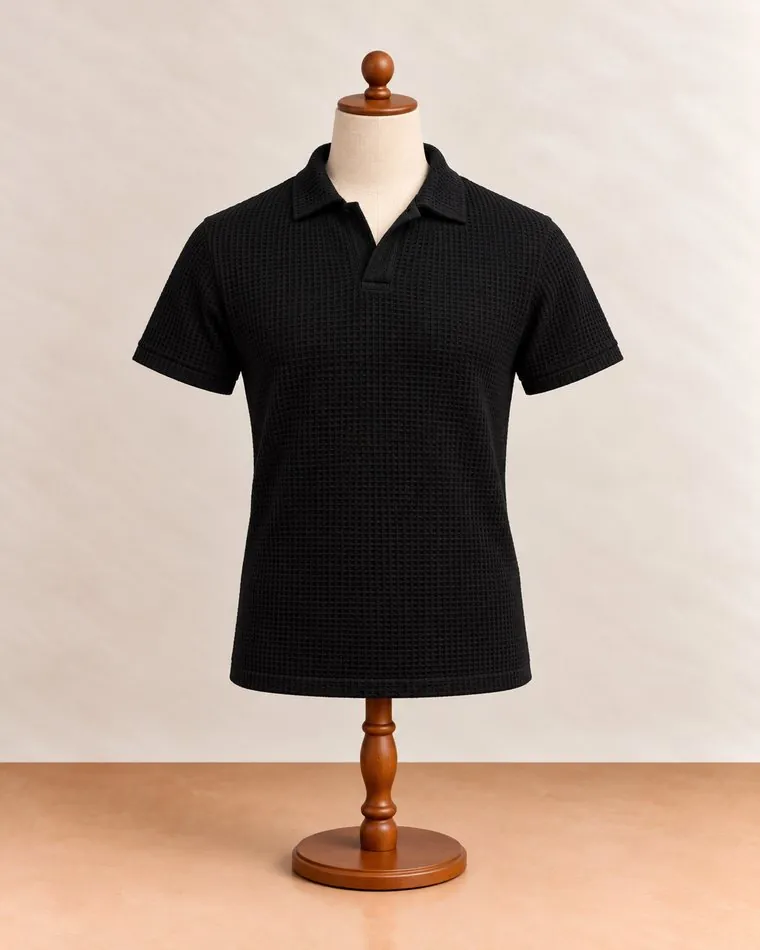 Polo noir en maille, sur mannequin