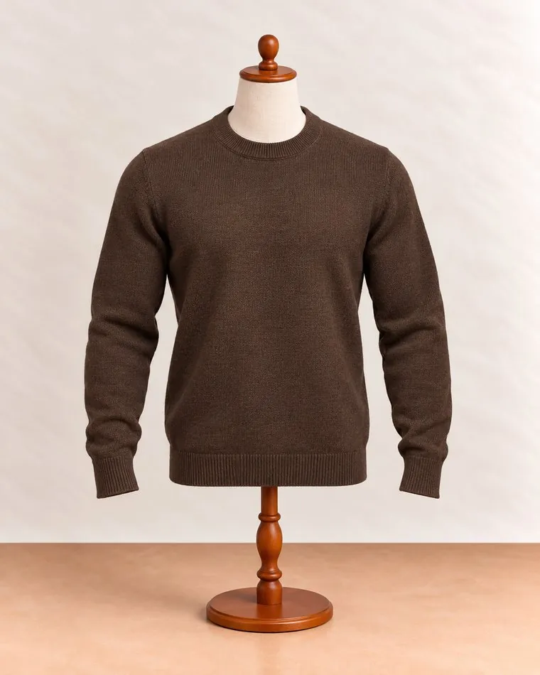 Pull marron col rond, sur mannequin