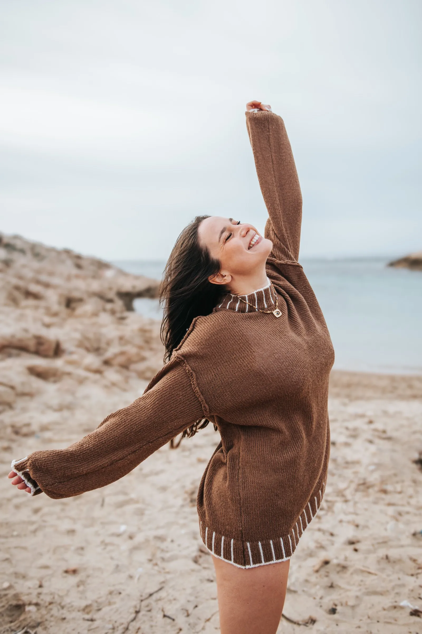 Pull oversize chocolat, portée en séance