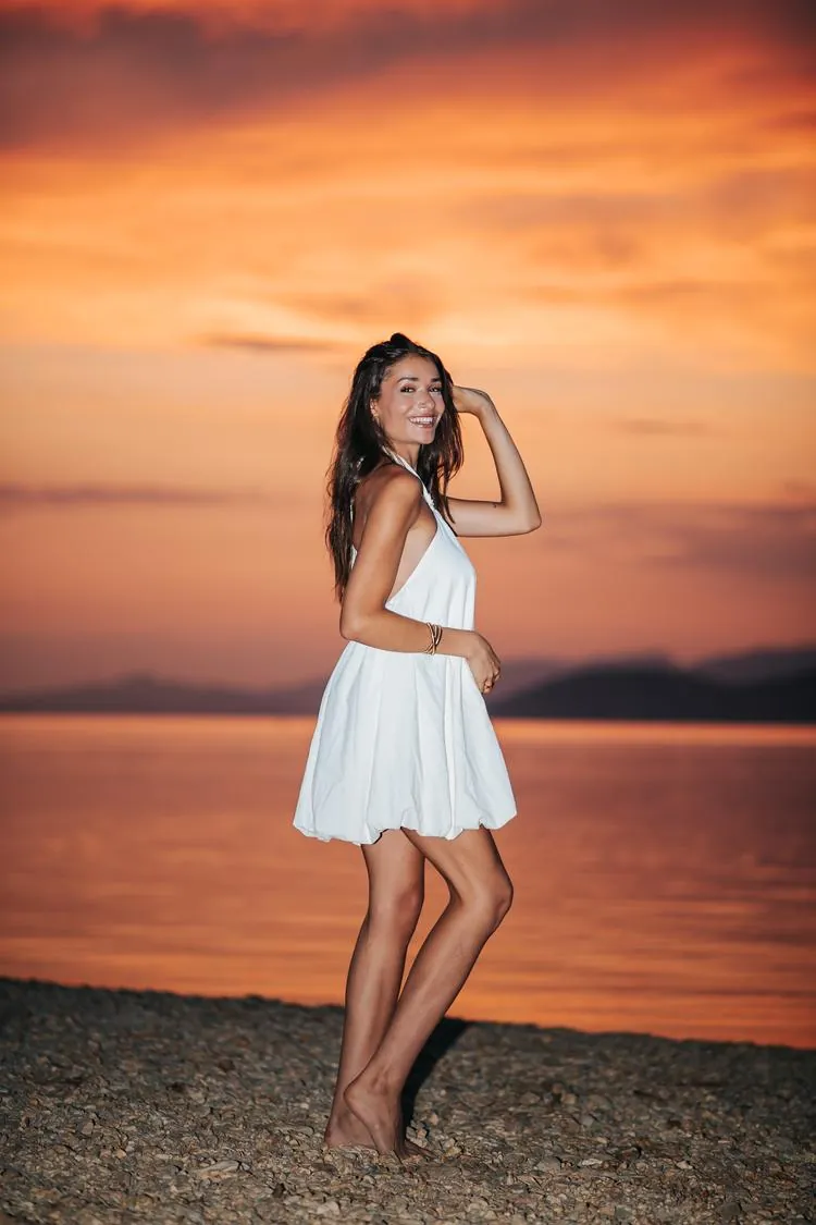 Robe courte blanche nouée au cou, portée en séance