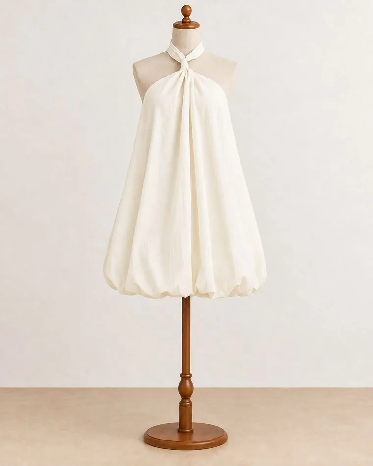 Robe courte blanche nouée au cou, sur mannequin