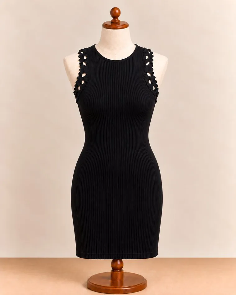Robe courte noire côtelée, sur mannequin