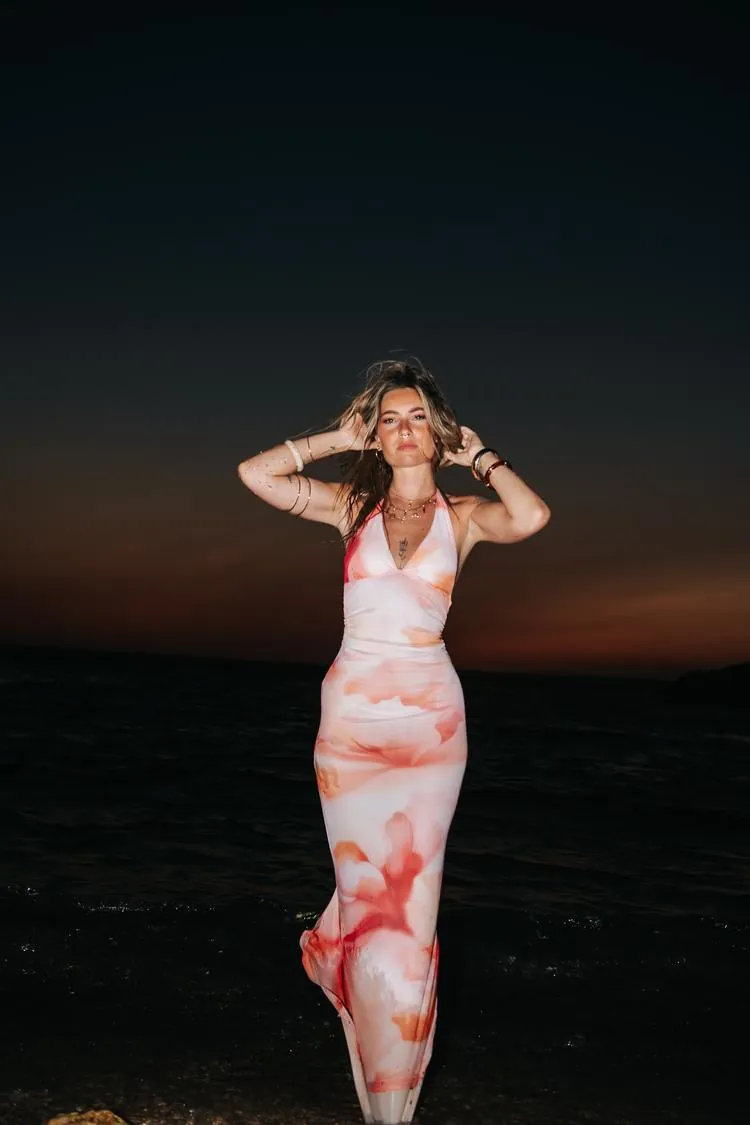 Robe longue aquarelle corail, portée en séance