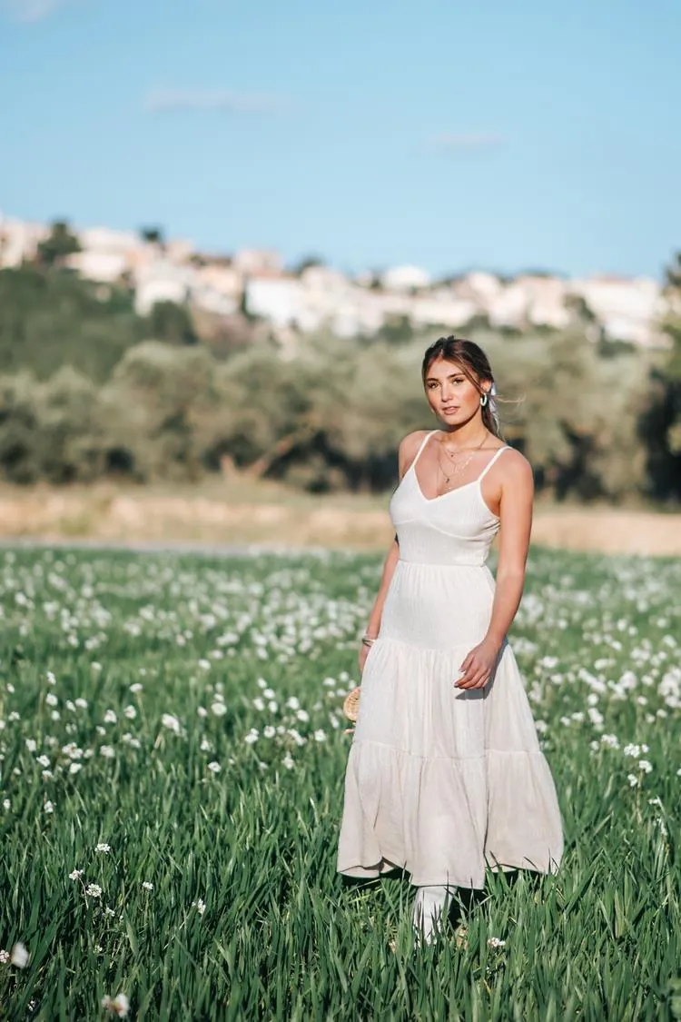 Robe longue crème à bretelles, portée en séance