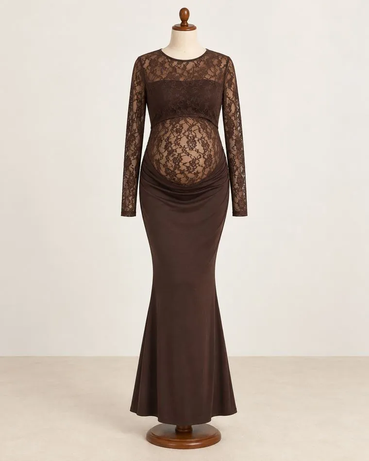 Robe longue en dentelle chocolat, sur mannequin