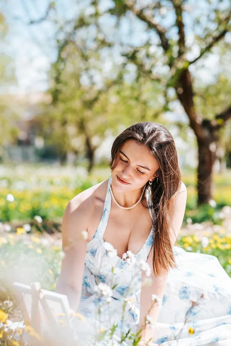 Robe longue à fleurs bleues, portée en séance