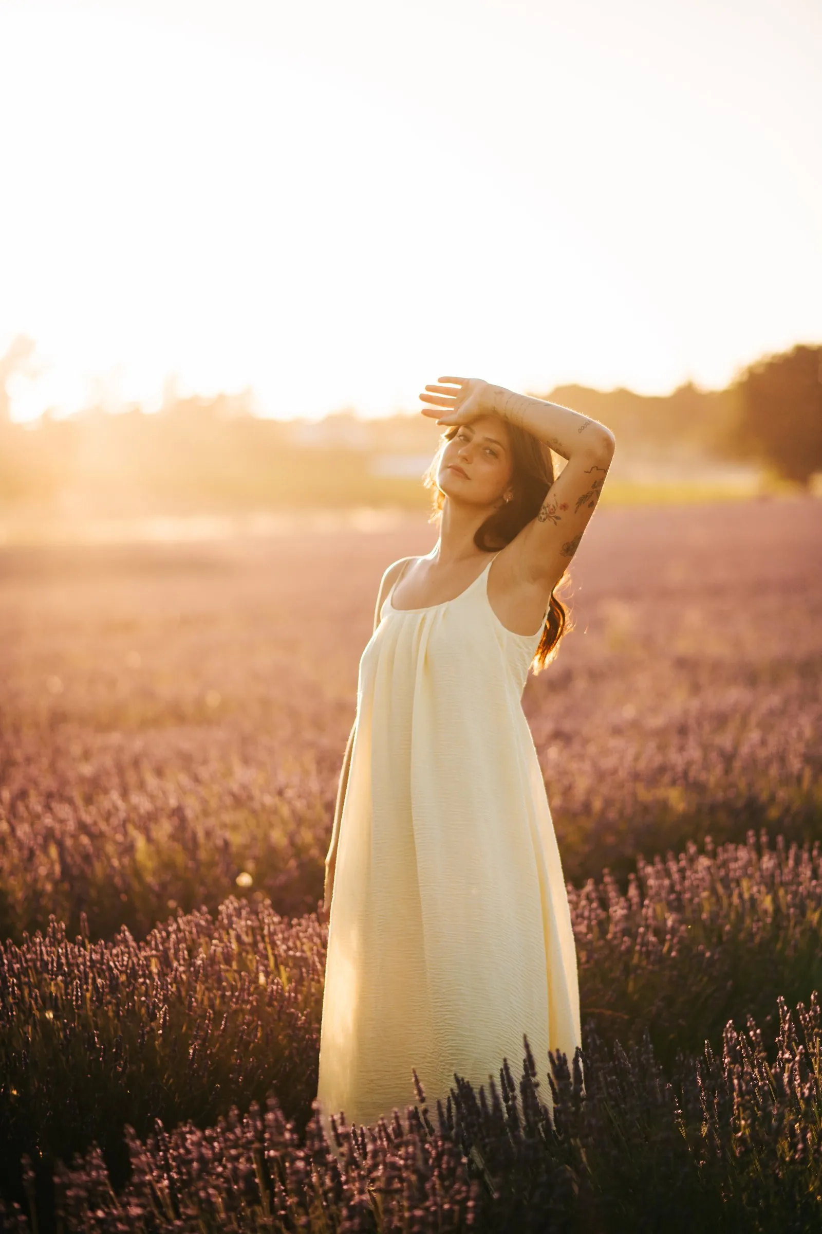 Robe longue jaune pâle, portée en séance