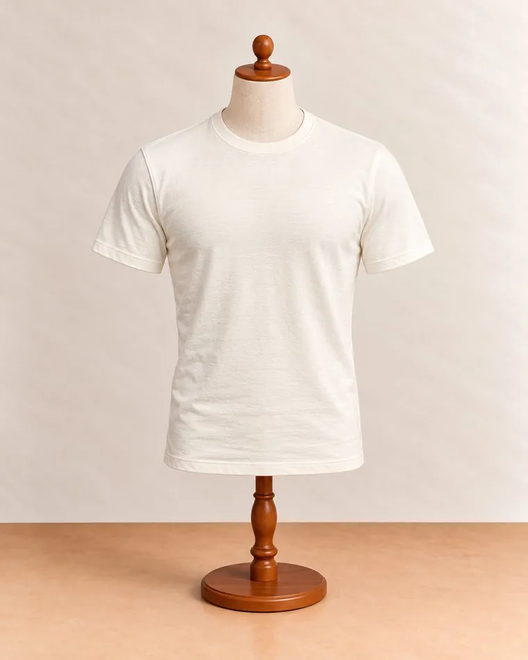 T-shirt écru, sur mannequin
