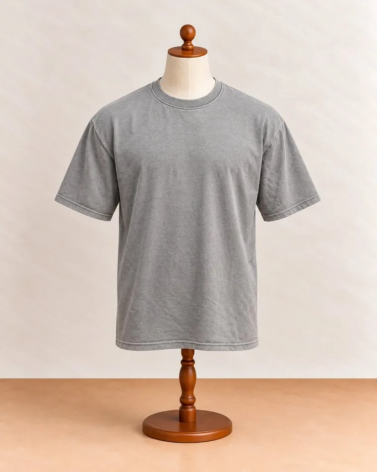 T-shirt gris chiné, sur mannequin