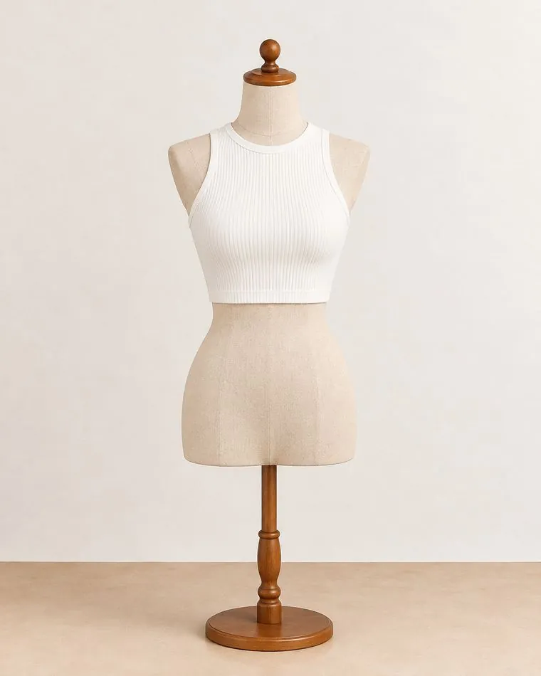 Top blanc côtelé, sur mannequin