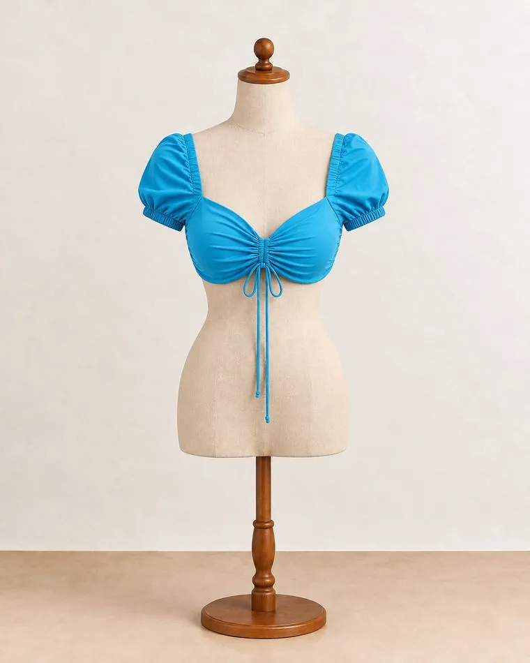 Top bleu à manches bouffantes, sur mannequin