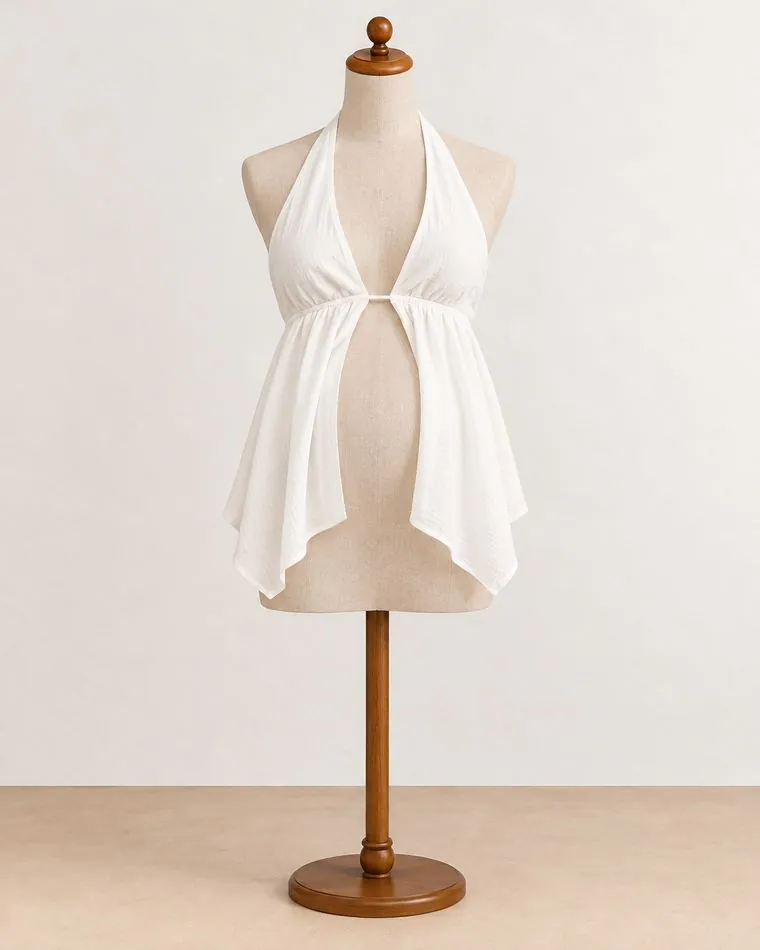 Top fluide noué au cou, sur mannequin