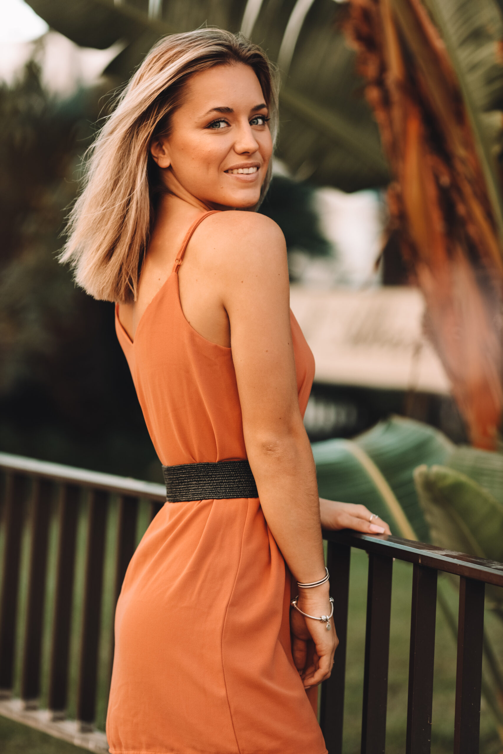 photo de femme en robe orange - Mon parcours pour capturer vos moments précieux