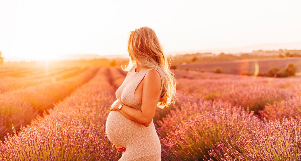Séance photo maternité en Provence – future maman en lumière naturelle