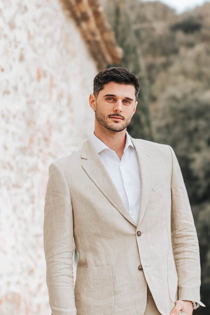 Séance photo homme éditorial en Provence – portrait naturel et spontané