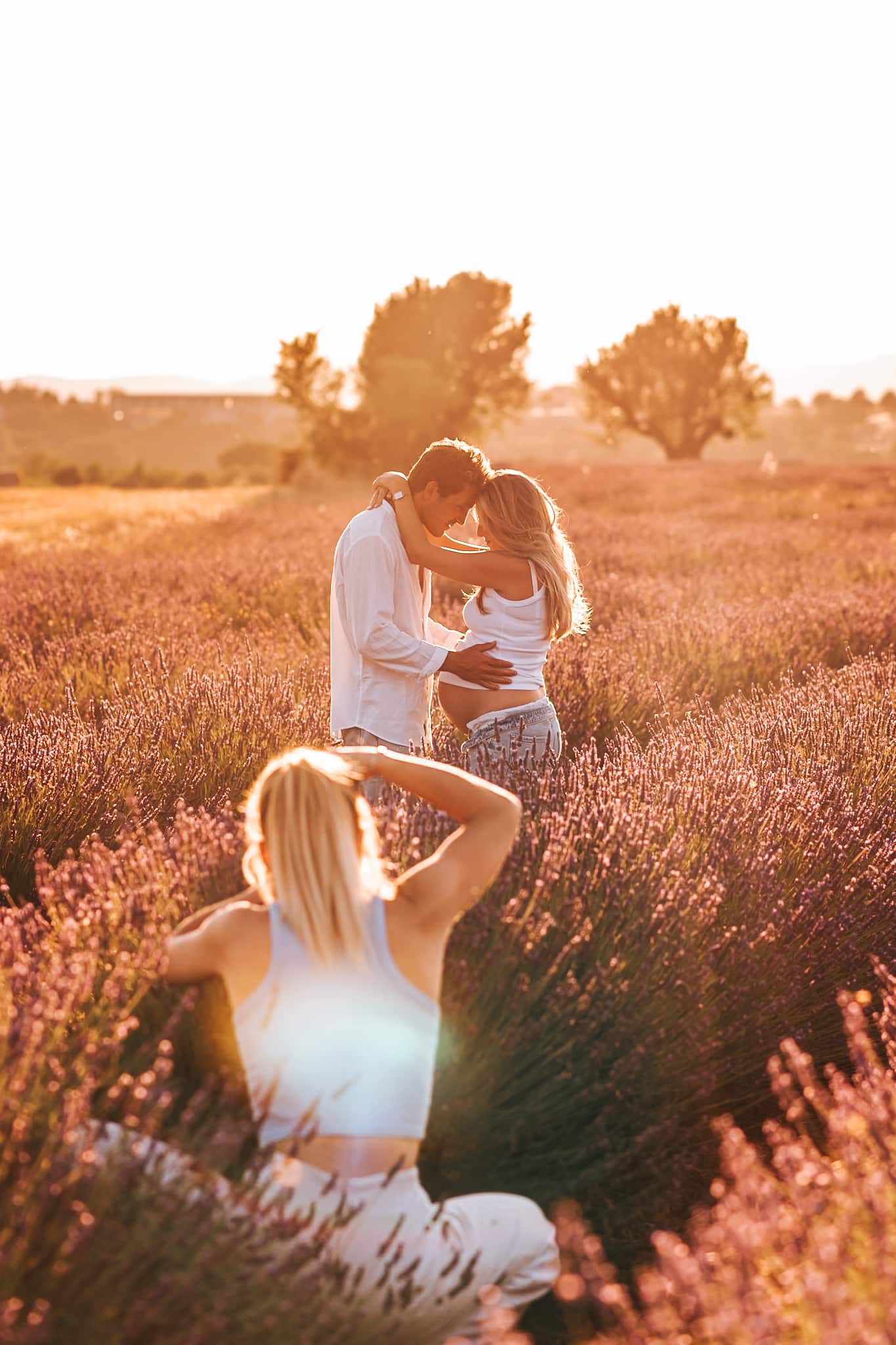 Photographe mariage Provence – Couple s’embrassant au coucher du soleil
