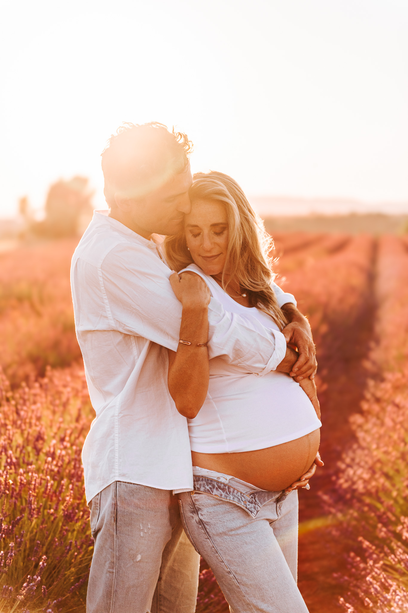 Photographe grossesse à Marseille et en Provence – portrait naturel futur parent dans les lavandes