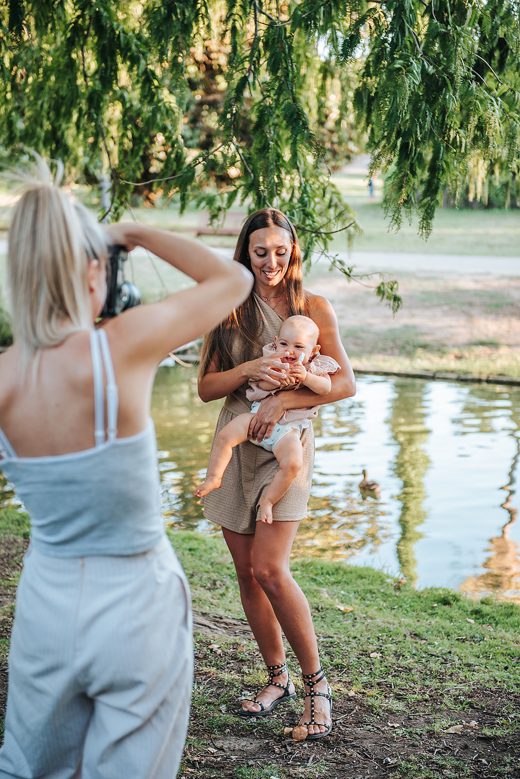 Photographe famille à Marseille et en Provence – portrait naturel parent et enfant backstage
