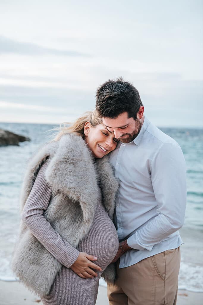 Photographe grossesse à Marseille – portrait de couple avec femme enceinte, style naturel et lumineux à la plage
