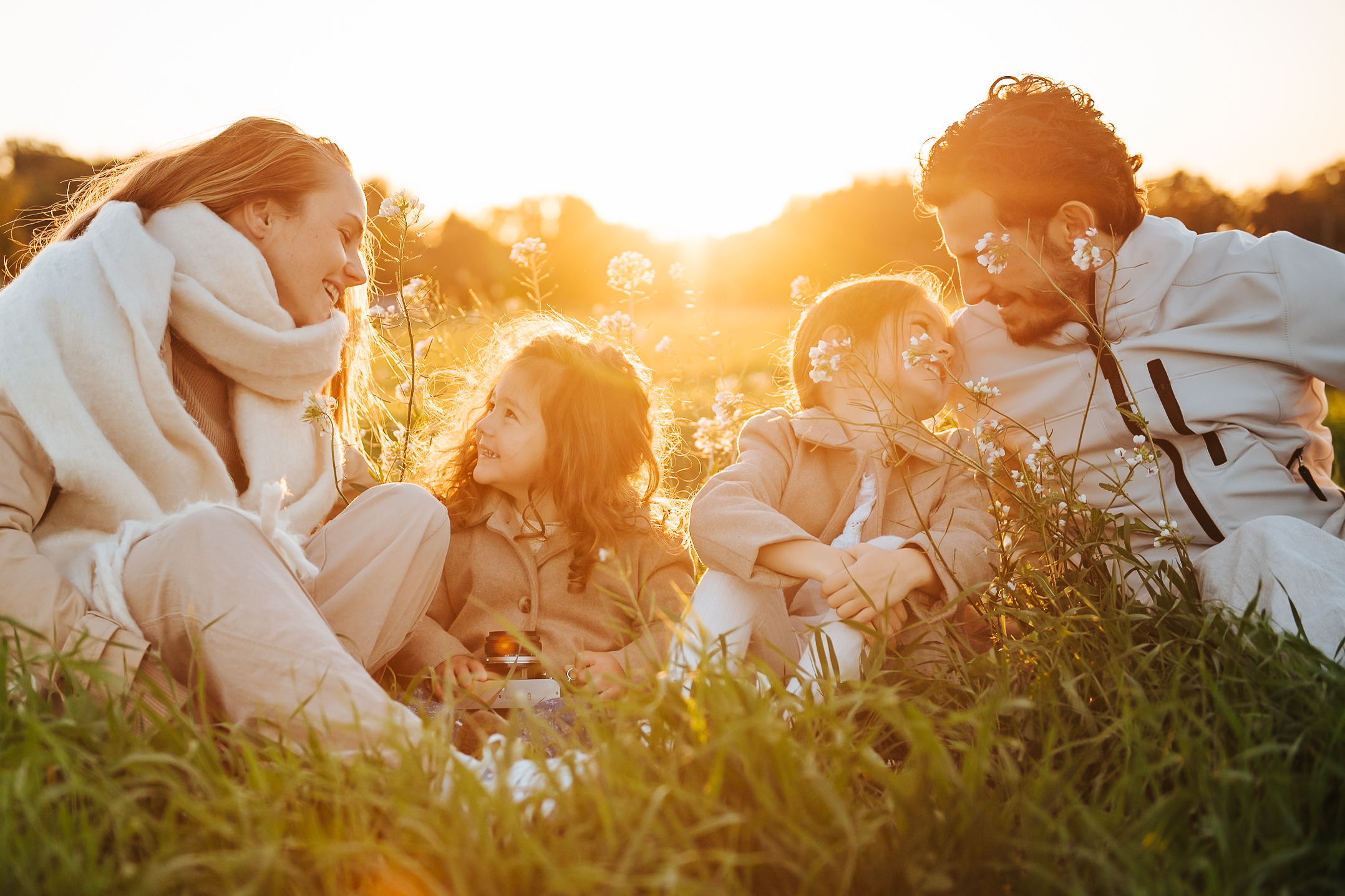 Séance photo famille en Provence – portrait naturel en lumière dorée