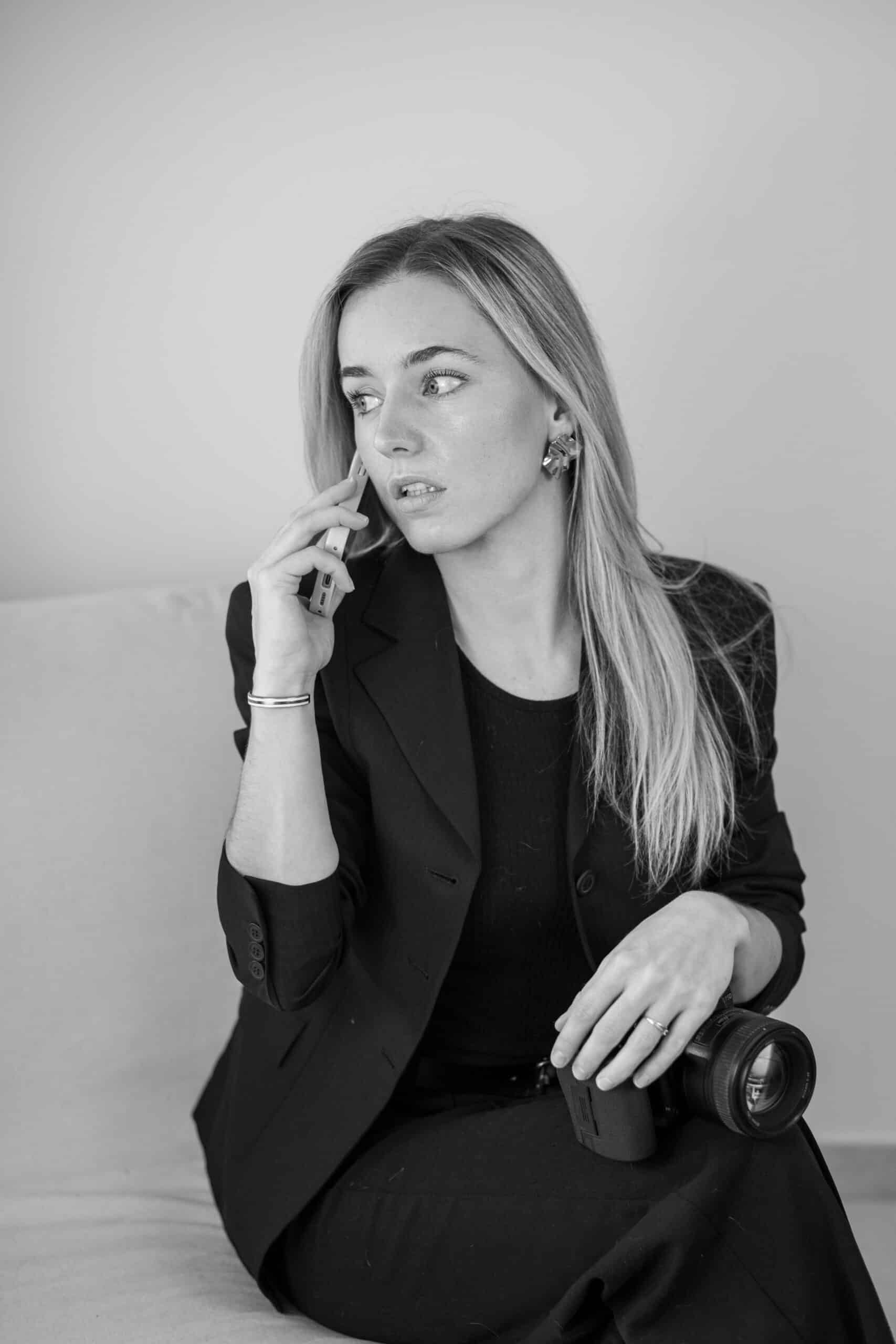 Photographe fine art – portrait de la photographe au telephone