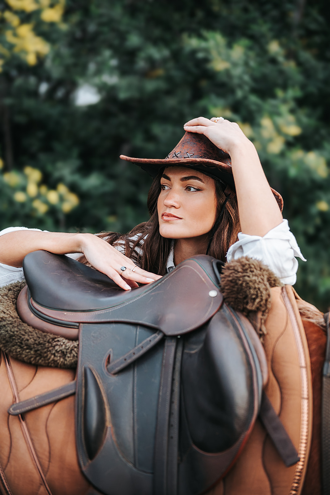 Séance photo portrait en Provence – portrait lifestyle naturel avec cheval - portrait cowboy