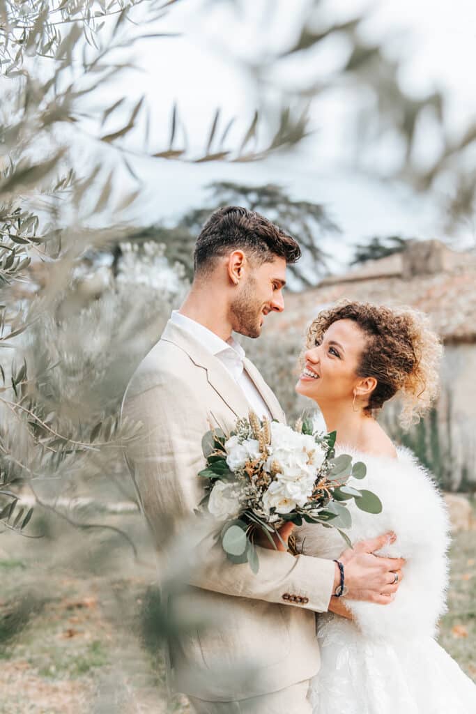 Photographe mariage en Provence – couple de mariés, style fine art lumineux