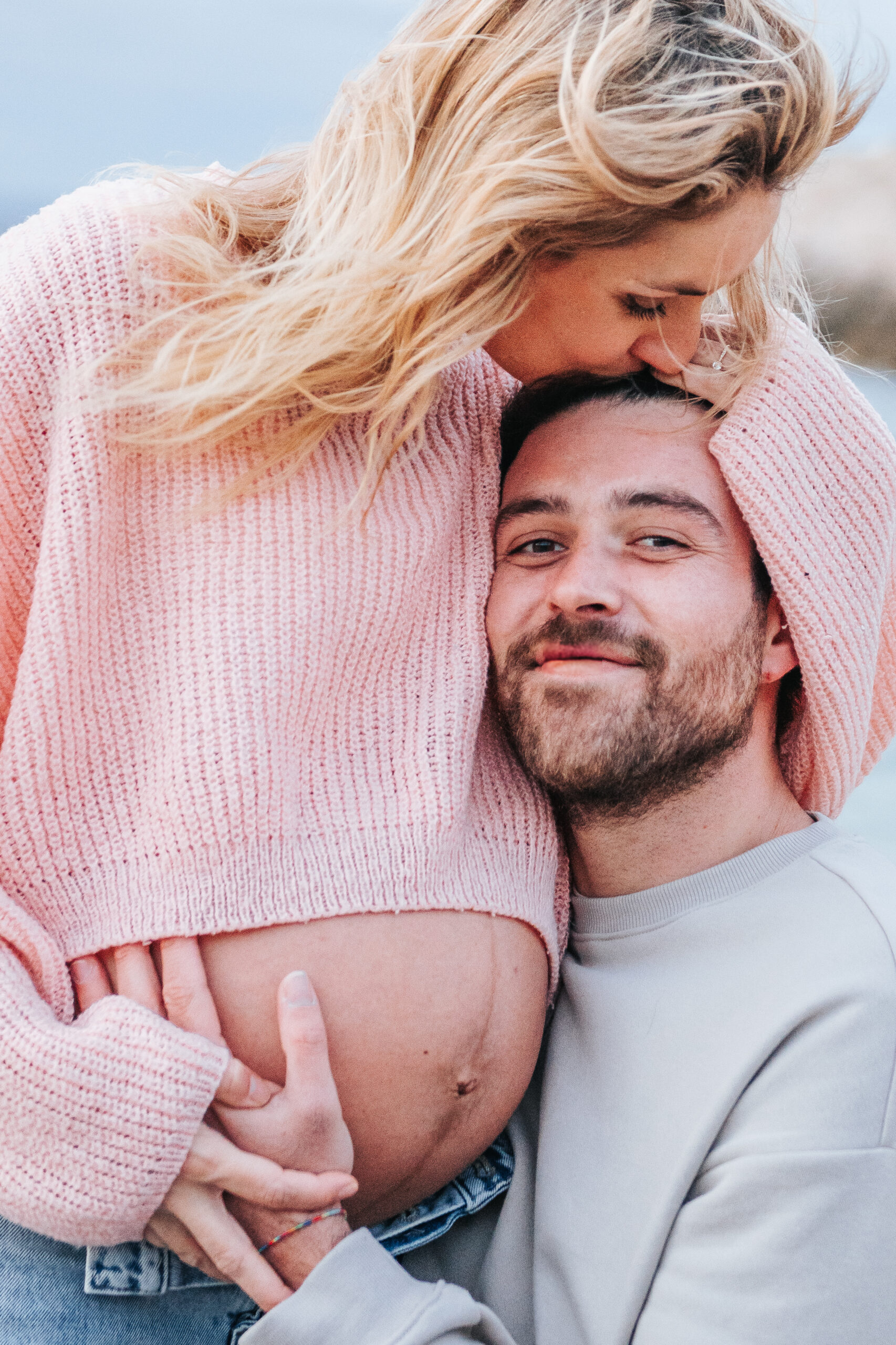 Couple et ventre rond, séance grossesse douce et élégante à la plage