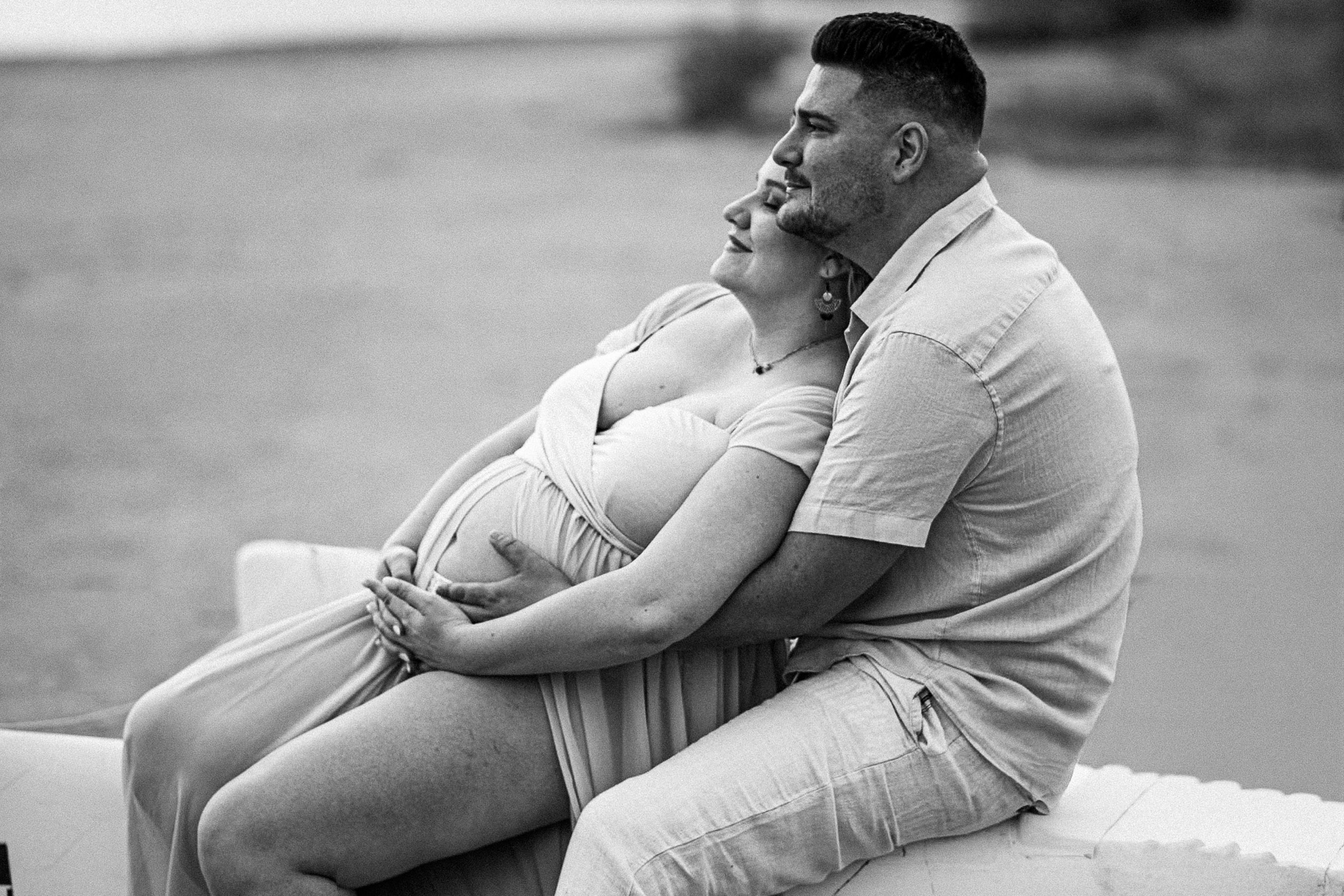 Couple attendant un bébé, séance photo grossesse en extérieur