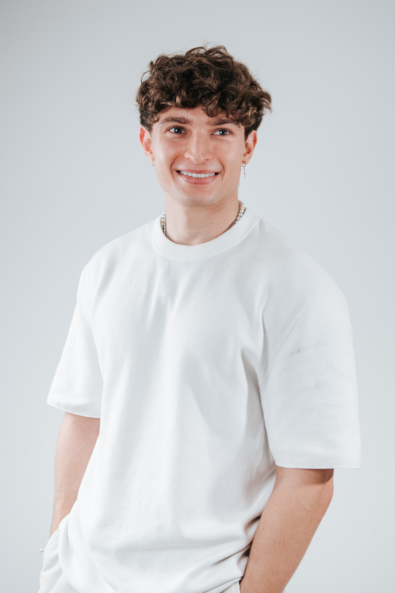 Portrait studio édito homme à Marseille, minimalisme et élégance