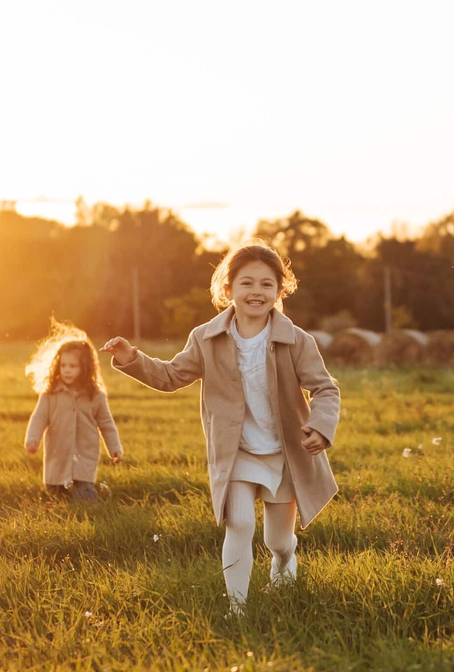 Portrait de fratrie naturel, enfants qui rient pendant une séance famille