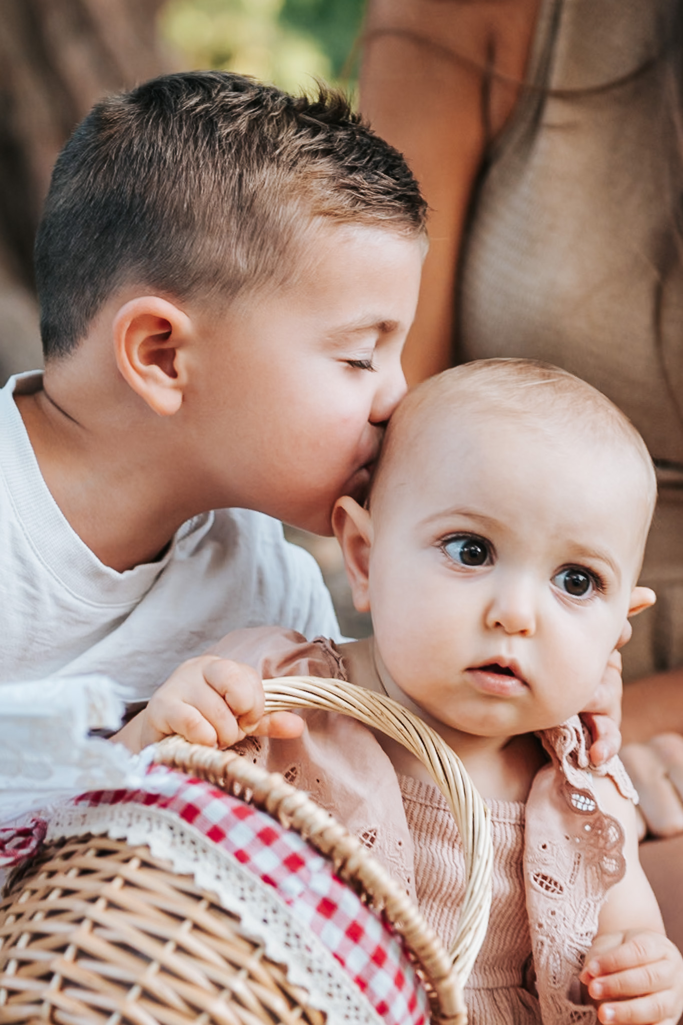 Détail des petites mains, souvenir de famille lifestyle en Provence