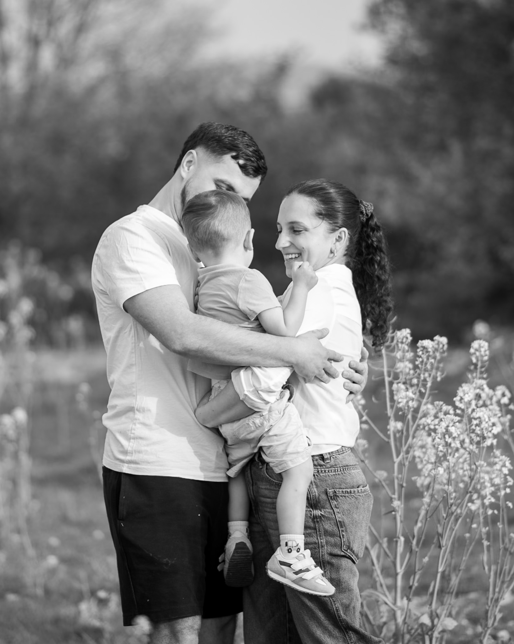 Parents qui serrent leurs enfants, photo de famille spontanée et lumineuse